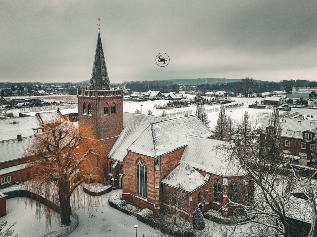 Dronefoto van de HHK kerk in Opheusden bedekt met sneeuw – Soo Fotografie