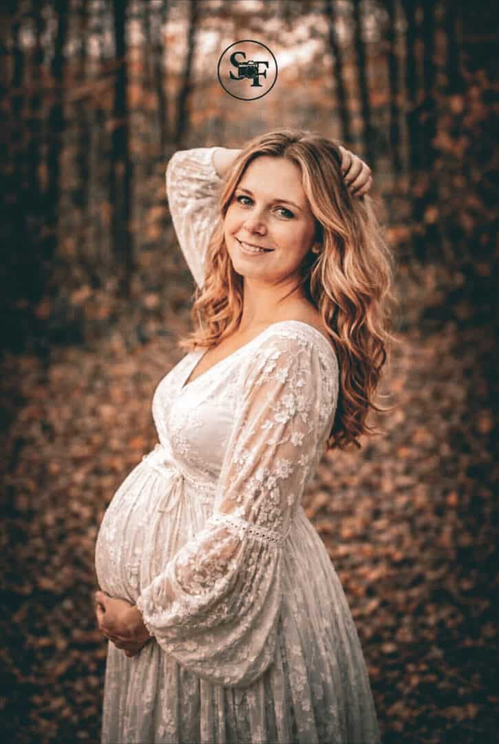 Zwangerschapsshoot in de natuur in Rhenen – aanstaande moeder gefotografeerd door Soo Fotografie